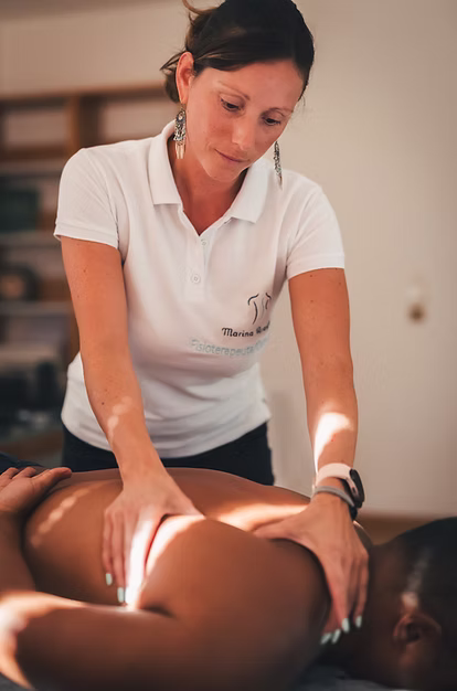 Marina Araújo massaging a patient